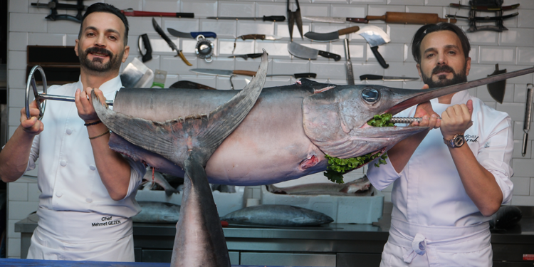 75 kiloluk kılıç balığından cağ kebabı 