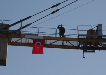 80 metrelik kule vinçte saygı duruşu