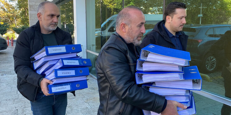 20 kişiyi 1 milyon lira dolandıran 2 şüpheli adliyede