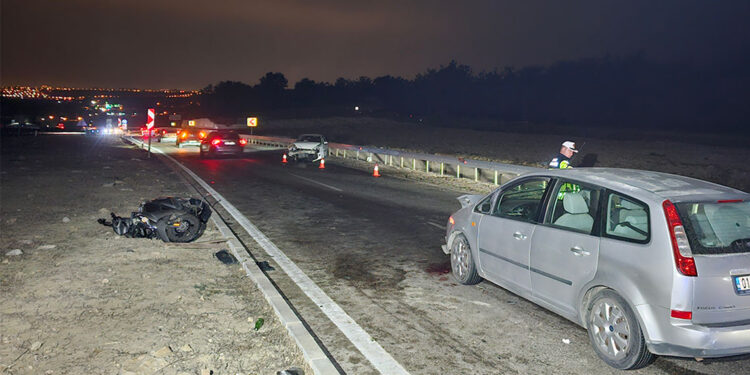 Adana'da otomobil motosiklete çarptı: 1 ölü, 3 yaralı