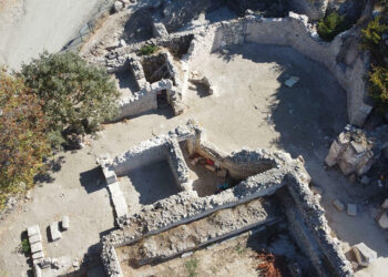 Alexandria Troas Antik Kenti'nde 1850 yıllık polygonal yapı eski formuna kavuşturuluyor