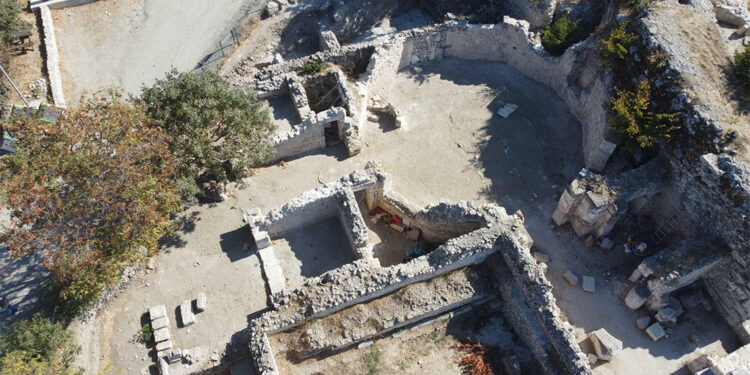 Alexandria Troas Antik Kenti'nde 1850 yıllık polygonal yapı eski formuna kavuşturuluyor