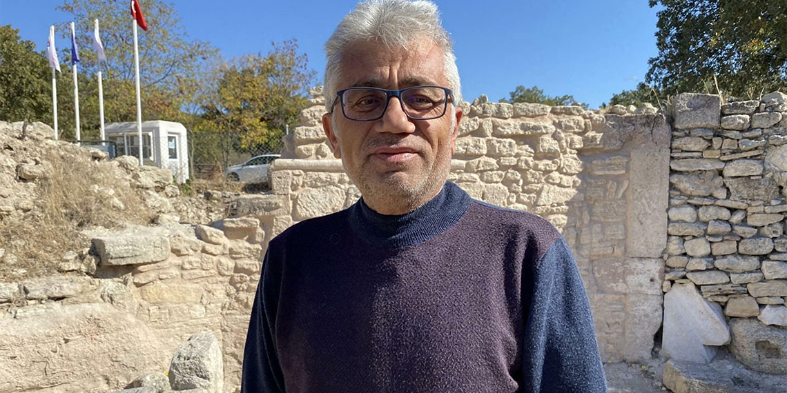 Çanakkele Boğazı'nda, Ezine ilçesi Dalyan köyü yakınındaki 2 bin 400 yıllık liman kenti Alexandria Troas Antik Kenti'nde 1850 yıllık polygonal yapı, devam eden restorasyon çalışmasıyla eski formuna kavuşturuluyor.