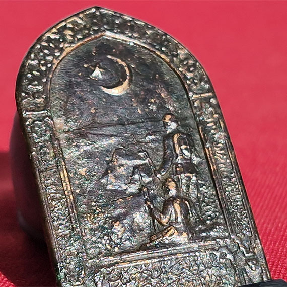 Diyarbakır'ın Sur ilçesindeki 10 bin yıllık Amida Höyük'teki Artuklu Sarayı'nda yapılan kazı çalışmalarında, Çanakkale gazisine ait rozet bulundu.