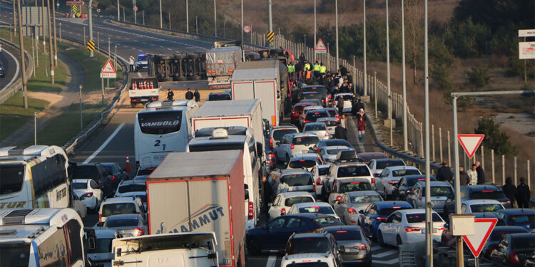 Anadolu Otoyolu'nda TIR devrildi; Ankara yönü ulaşıma kapandı