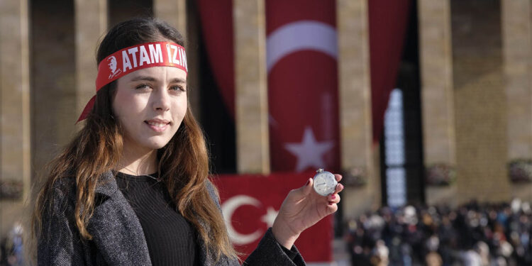 Türk Milleti Ata'sına koştu! Anıtkabir'e ziyaretçi akını