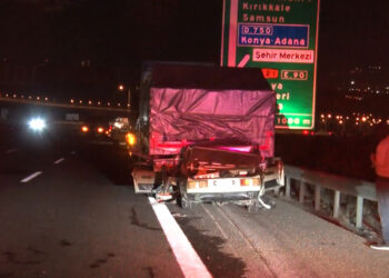 Emniyet şeridindeki TIR'a çarpan otomobilin sürücüsü öldü