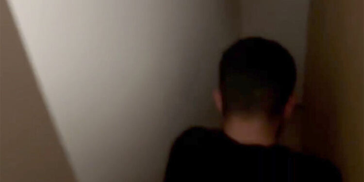 FETÖ'den aranan eski komiser saklandığı evde gizli bölmede yakalandı