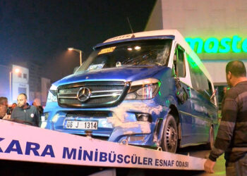 Ankara'da otomobilin çarptığı yolcu minibüsü devrildi