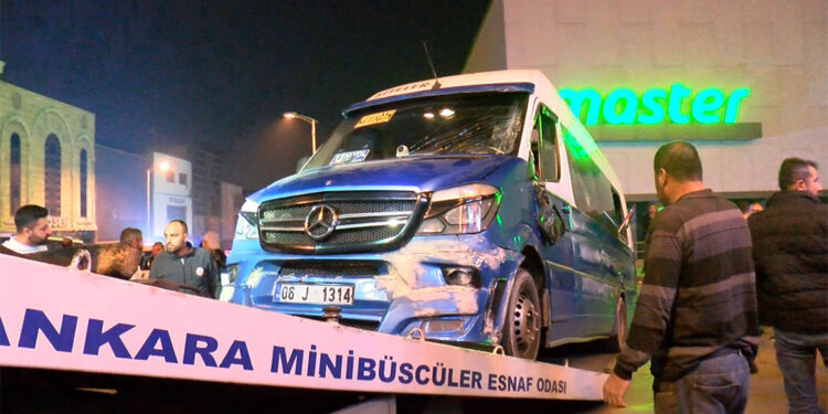 Ankara'da otomobilin çarptığı yolcu minibüsü devrildi