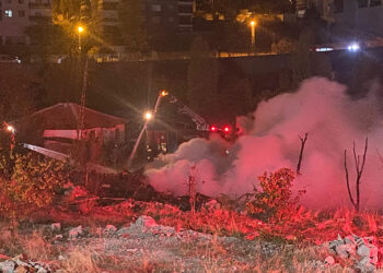 Ankara'da palet deposunda çıkan yangın, eve sıçradı