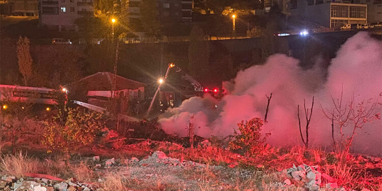 Ankara'da palet deposunda çıkan yangın, eve sıçradı