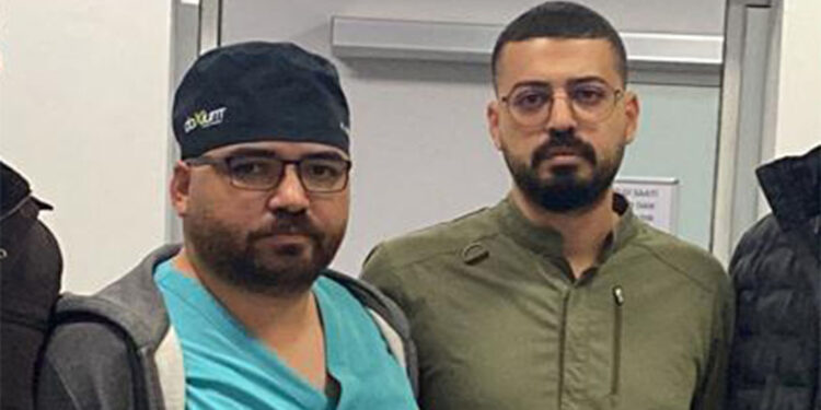 Annesinin ölüm haberini alınca 2 doktoru darbetti