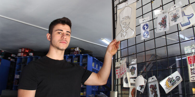 Atatürk görseline basan kişiye müdahale etti