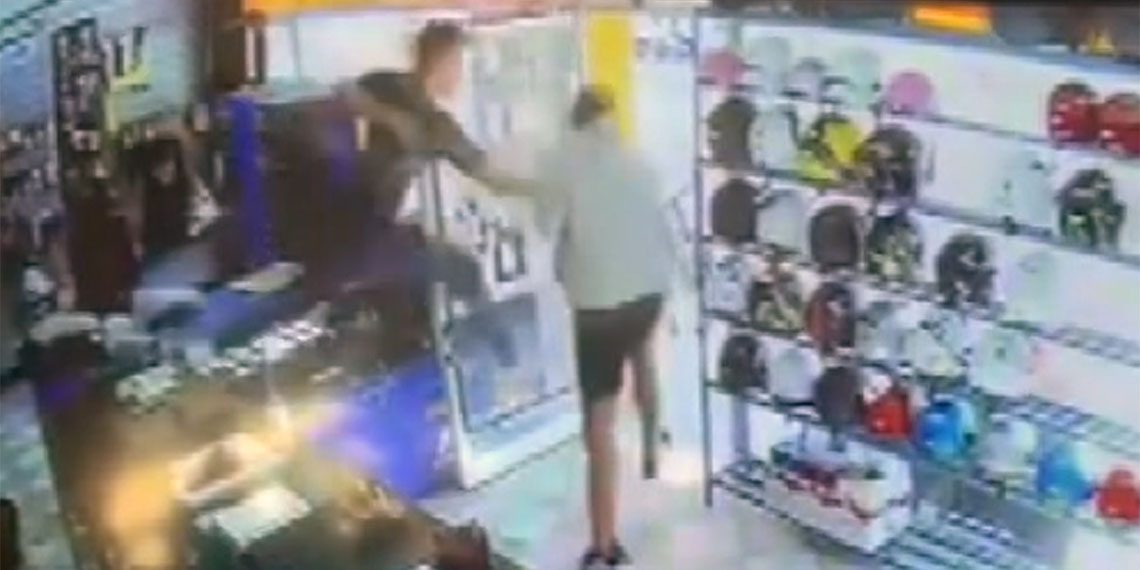 Antalya'da lastik tamircisi Mehmet Can Sevinç, Atatürk görseline basan kişiye tezgahın üzerinden atlayıp müdahale etti.