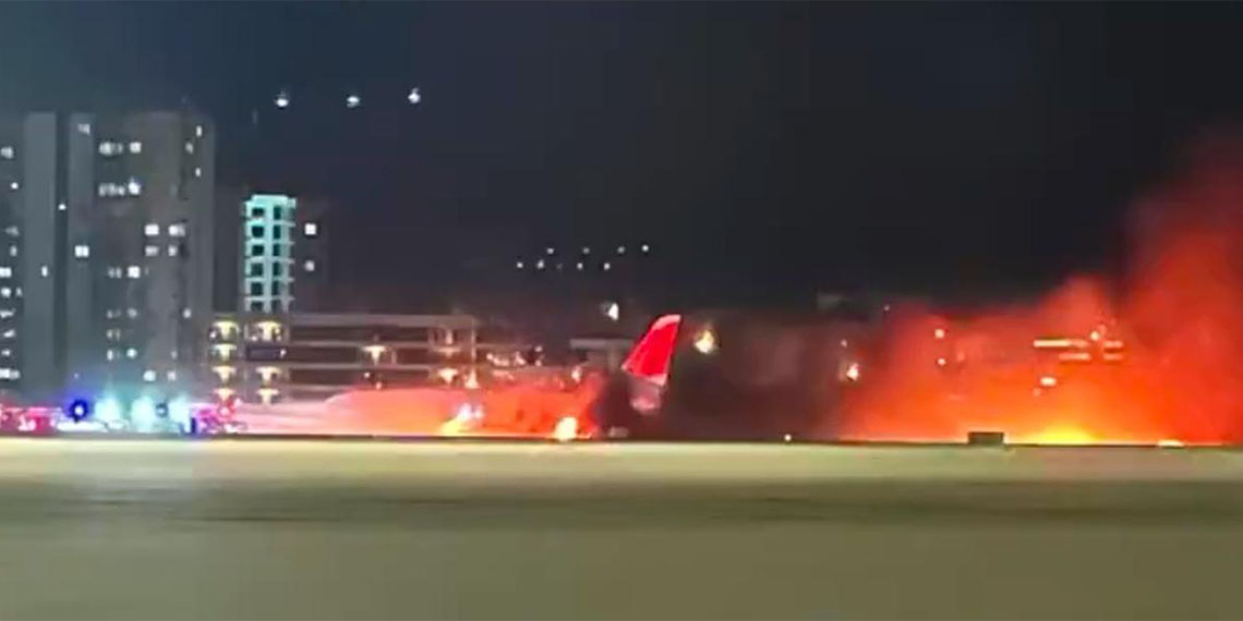 Antalya Havalimanı'na teker koyan uçağın motorunda yangın çıktı, 89 yolcu, 6 mürettebat tahliye edildi, uçak park pozisyonuna alındı.