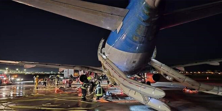 Antalya Havalimanı'na teker koyan uçağın motorunda yangın