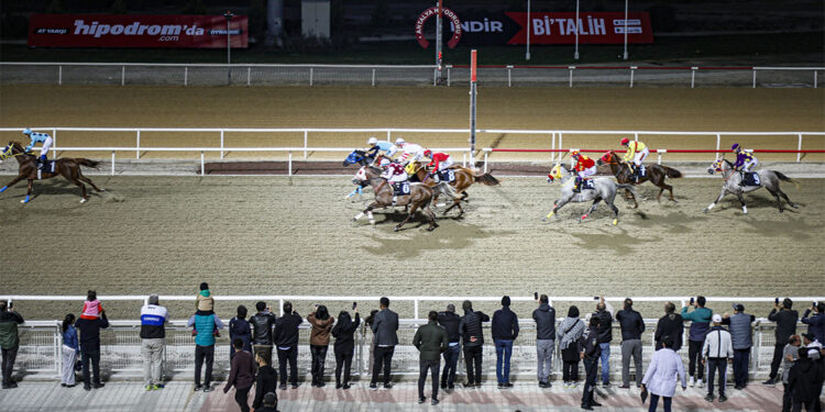 Antalya Hipodromu'nda at yarışı sezonu başladı