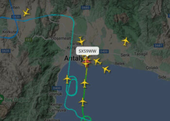 Antalya'da havada tur atan uçaklar havalimanına inemedi