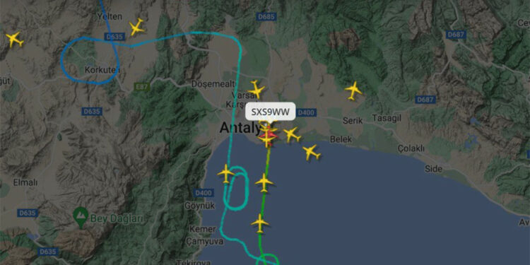 Antalya'da havada tur atan uçaklar havalimanına inemedi