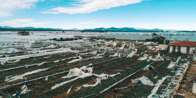 Antalya'da fırtına yağmur ve hortum seraları vurdu