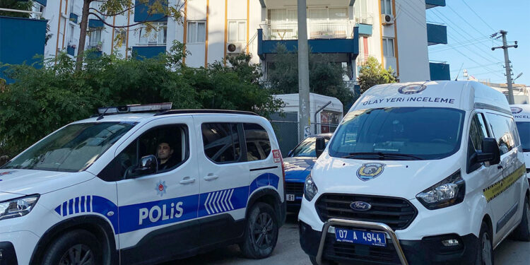 Antalya'da 3 kardeş evde ölü bulundu