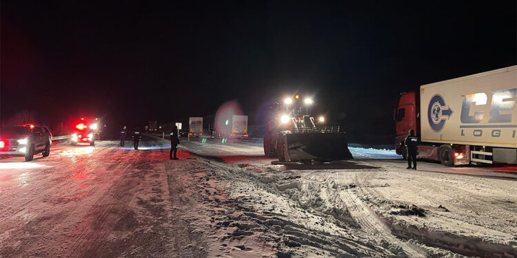 Ardahan'da kar, tipi ve buzlanma; 4 TIR yolda kaldı