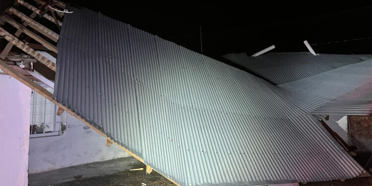 Ardahan'da şiddetli fırtına; 5 ev ve ahırın çatısı uçtu