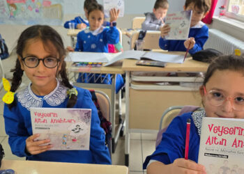 'Veysel'in altın anahtarı' kitabı öğrencilere ücretsiz dağıtıldı