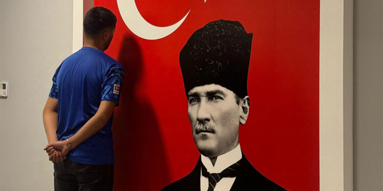 Atatürk görseline basan yabancı uyruklu tutuklandı