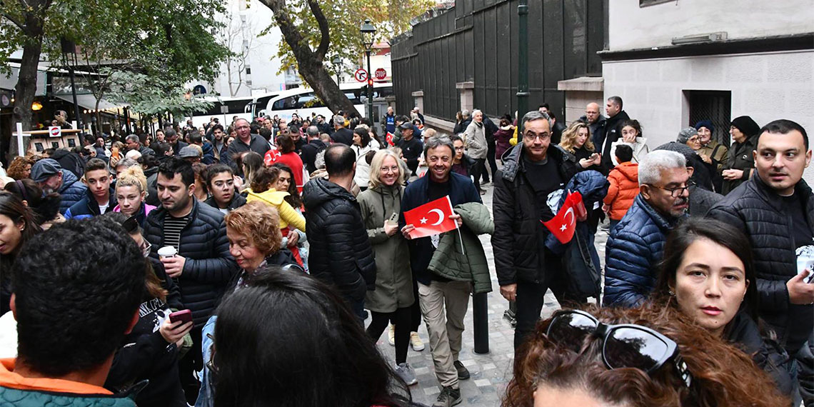 Atatürk'ün doğduğu evde 10 Kasım anması. Türkiye'nin dört bir yanından ziyaretçilerin akınına uğrayan evde duygu dolu anlar yaşandı.