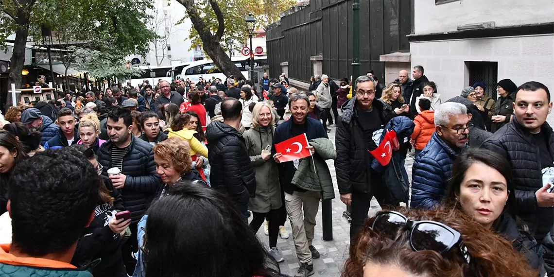 Atatürk'ün doğduğu evde 10 kasım anması. Türkiye'nin dört bir yanından ziyaretçilerin akınına uğrayan evde duygu dolu anlar yaşandı.