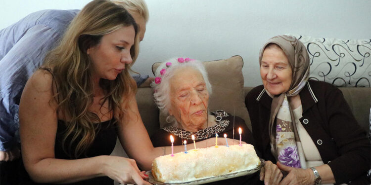 Atatürk'ü gören Tahrime Bertan 100'üncü yaşını kutladı