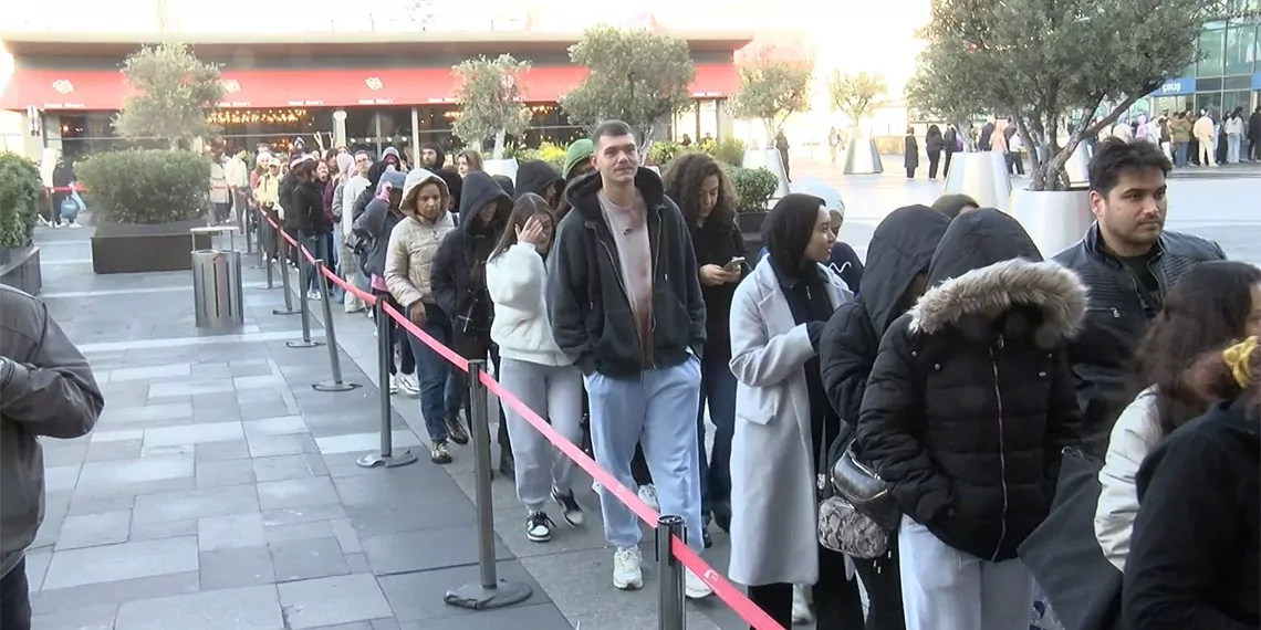 İstanbul esenyurt'taki avm'de şahane cuma kuyruğu havadan görüntülendi. Avm önünde metrelerce kuyruk oluştu.