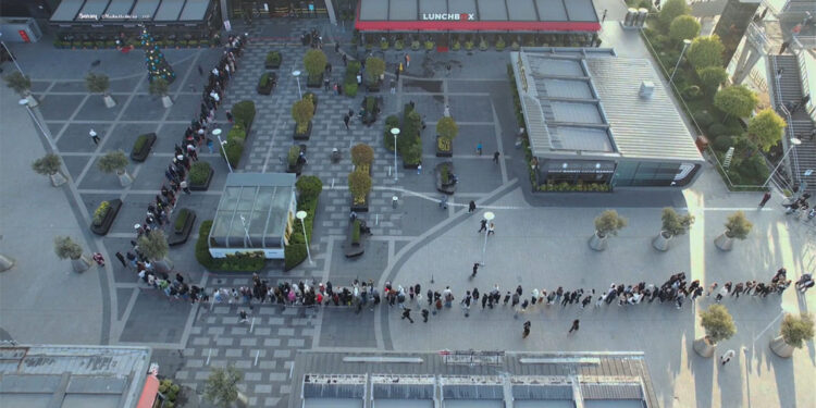 AVM'de Şahane Cuma kuyruğu