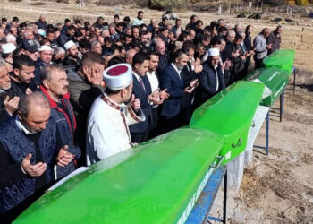 Aynı aileden 4 kişi kazada yaşamını yitirdi