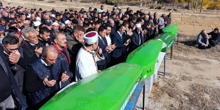 Aynı aileden 4 kişi kazada yaşamını yitirdi