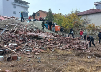 Ağır hasarlı bina çöktü; iş makinesi operatörü enkaz altında