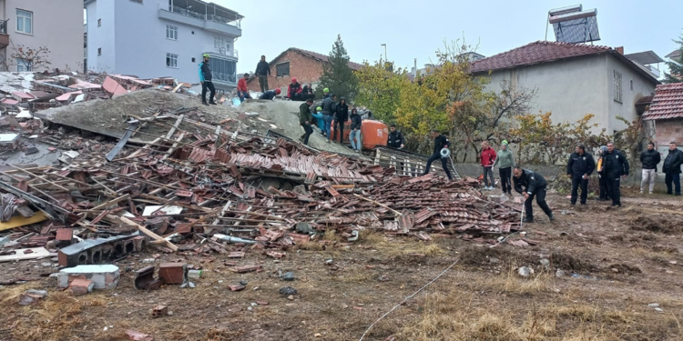 Ağır hasarlı bina çöktü; iş makinesi operatörü enkaz altında