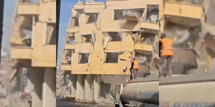 Ağır hasarlı bina, tazyikli su sıkılırken yıkıldı