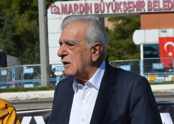 Ahmet Türk belediye binası önünde açıklama yaptı