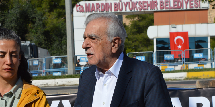 Ahmet Türk belediye binası önünde açıklama yaptı