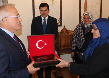 Aksaray Valisi'nden bayrağı öpen bastonlu kadına hediye