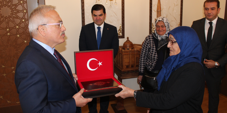 Aksaray Valisi'nden bayrağı öpen bastonlu kadına hediye