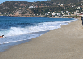 Alanya'da yaylalara kar yağdı, sahilde denize girildi