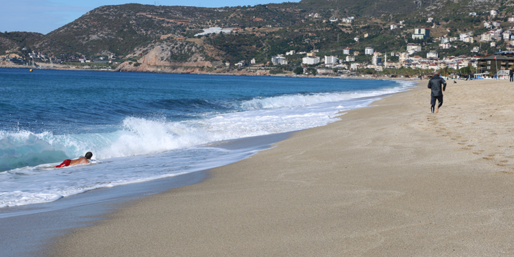 Alanya'da yaylalara kar yağdı, sahilde denize girildi