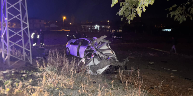 Amasya'da otomobil ağaca çarptı: 2 ölü, 2 yaralı