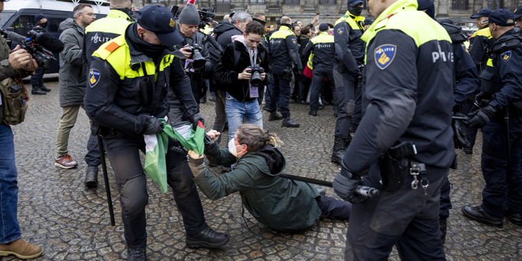 Amsterdam'da Filistin destekçilerine polis müdahalede bulundu