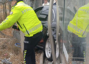 Ankara'da otomobil otobüs durağına çarptı: 3 yaralı