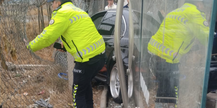 Ankara'da otomobil otobüs durağına çarptı: 3 yaralı